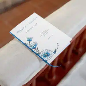 Libretto fiori bianchi e blu foto chiesa